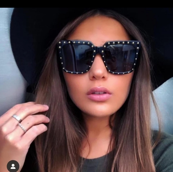 Fabulous oversize sunnies with silver studs - Picture 3 of 5